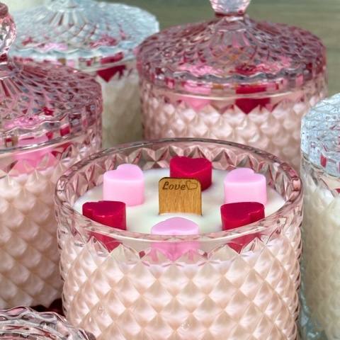 Świeca sojowa różowa cukierniczka LOVE
