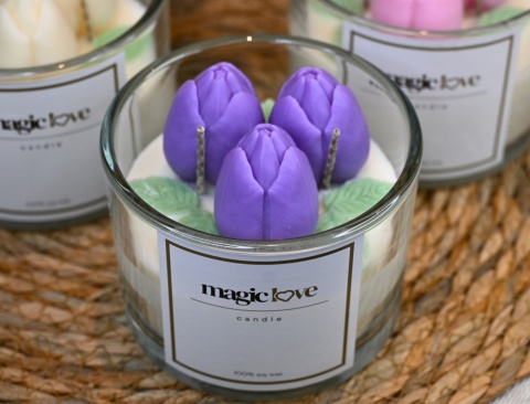 Świeca sojowa bukiet fioletowych tulipanów