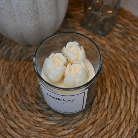 Świeca sojowa małe tulipany białe