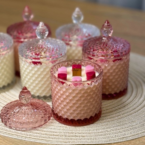 Świeca sojowa różowa cukierniczka LOVE